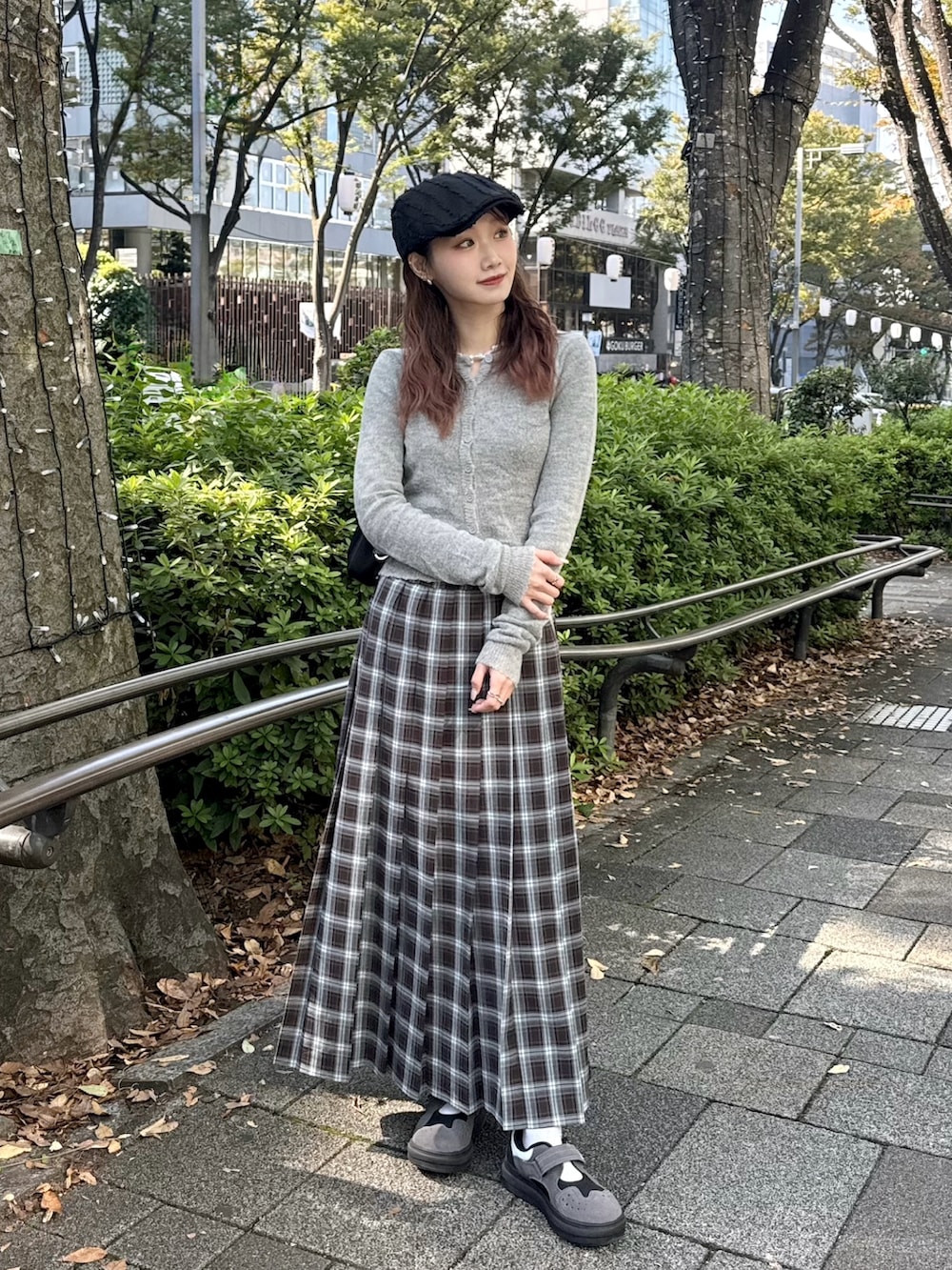 ブラウン系のスカートを着用したレディースの秋コーディネートの2枚目の写真