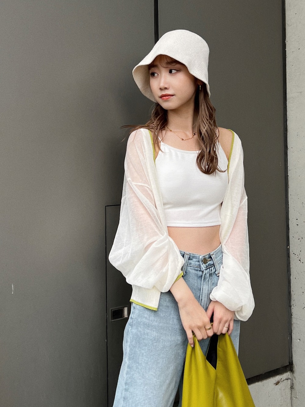 ホワイト系のカーディガン/ボレロ、グリーン系のバッグ、ホワイト系のサンダルを着用したレディースの夏コーディネートの2枚目の写真