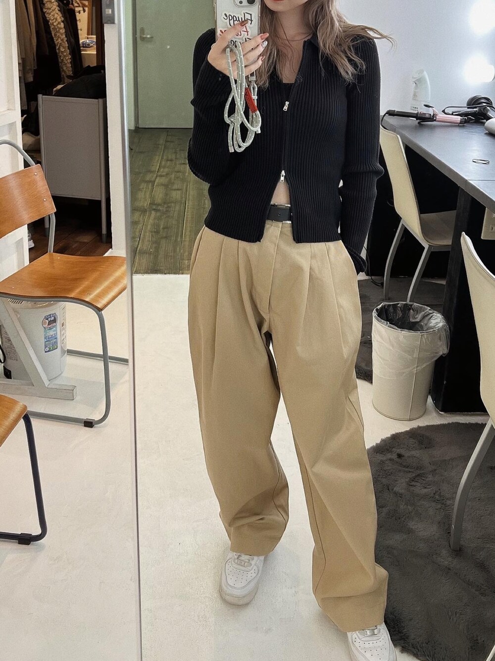 「シンプルコーデ、ビーニー、ニット帽、チノパン、エアフォースワン、NIKE、白スニーカー、スニーカー、クリスマスに着たい服、マイベストコーデ2022、休日スタイル、韓国ファッション、ニット、flugge」｜「LAGUA GEMのSHAGGY KNIT BEANIE（ニットキャップ/ビーニー、ホワイト系）」を使った、Nanamiさん（レディース・156cm）の冬コーディネートの4枚目の写真
