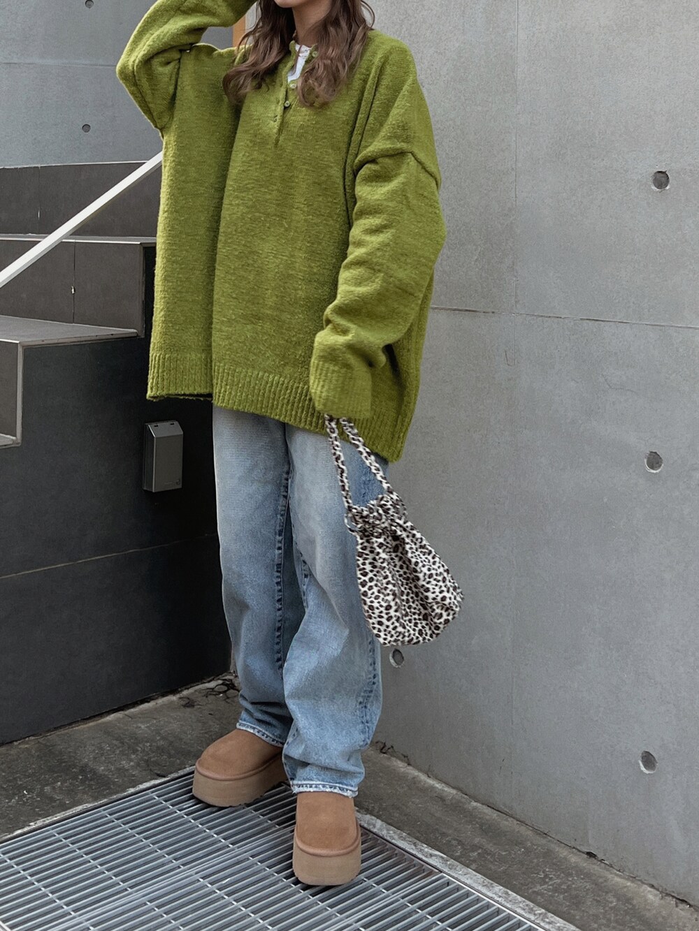 「ヘンリーネック、flugge、大人コーデ、デニム、ニット、レオパード、休日スタイル、冬コーデ、グリーン、ムートンブーツ、厚底ブーツ、ビッグシルエット、私の推しブランド、大人カジュアル、カジュアルコーデ」｜「MOUSSYのHW DAMEGE LOOSE STRAIGHT（デニムパンツ、ブルー系）」を使った、Nanamiさん（レディース・156cm）の冬コーディネートの5枚目の写真