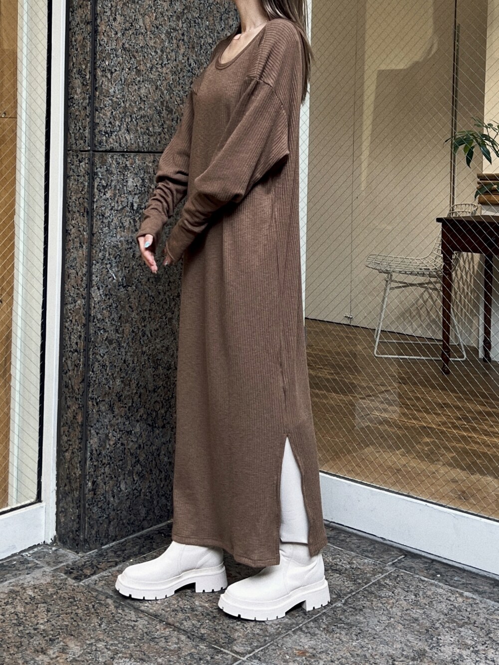 「秋ルック紹介するよ、休日スタイル、きれいめカジュアル、ブラウン、ロングブーツ、ロングワンピース、秋コーデ、プチプラ、シンプルコーデ、厚底シューズ、flugge」｜「Fluggeのback open knit OP/バックオープンニットワンピース（ワンピース、ブラウン系）」を使った、Nanamiさん（レディース・156cm）の秋コーディネートの2枚目の写真