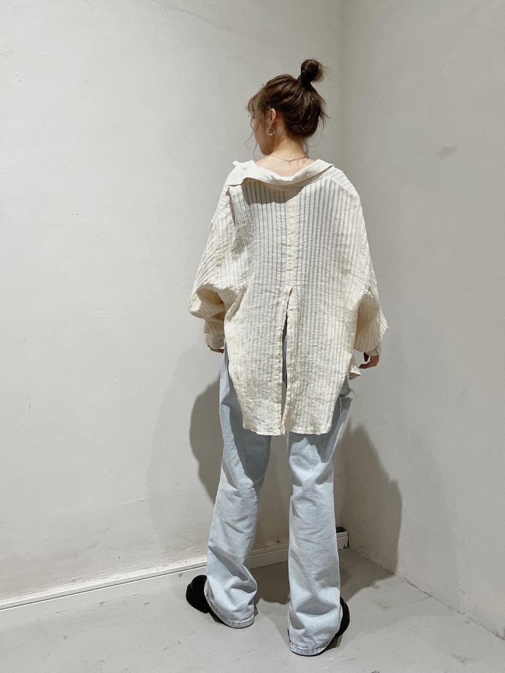 「秋ルック紹介するよ、シャツスタイル、ストライプ、ストライプシャツ、デニム、ブーツ、秋コーデ、プチプラ、シンプルコーデ、厚底シューズ、休日スタイル、flugge」｜「FREE'S MARTのテレコタンクトップ（タンクトップ、ブラウン系）」を使った、Nanamiさん（レディース・156cm）の秋コーディネートの2枚目の写真