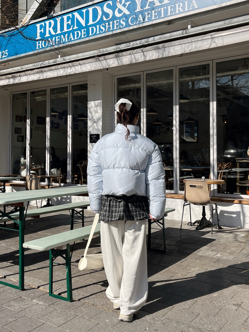 「ラフコーデ、ブルー、カラーコーデ、韓国旅行、韓国ファッション、旅行コーデ、レイヤードスタイル、スウェットパンツ、ダウンジャケット」｜「ROLAROLAのアイテム（ダウンジャケット/コート、ブルー系）」を使った、Nanamiさん（レディース・156cm）の春コーディネートの4枚目の写真