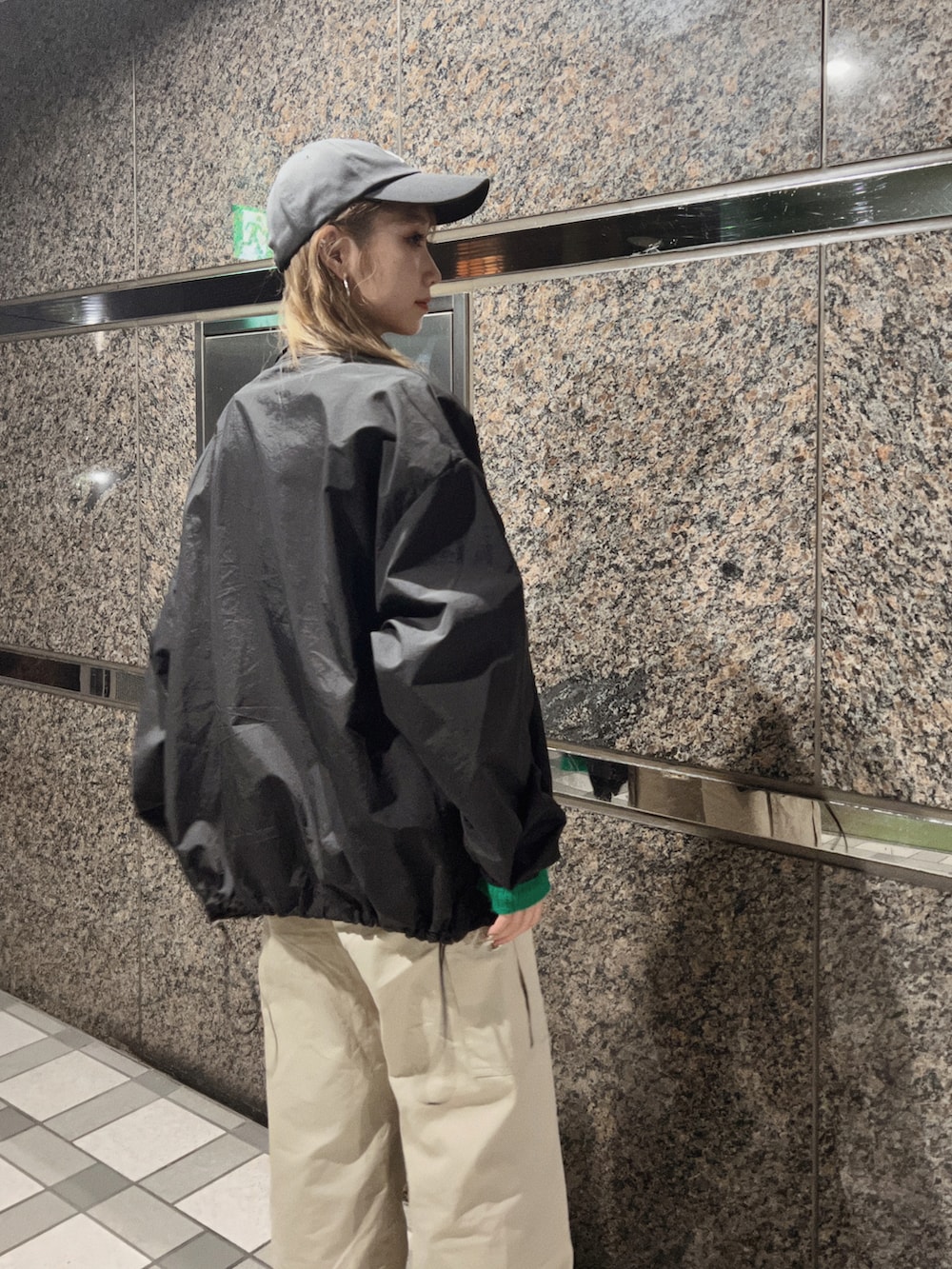 「秋服コーデ、韓国ファッション、プチプラ、flugge、カーゴパンツ、ミリタリージャケット、Dr.Martens、ブーツイン、wooalong、キャップ、今日のコーデ、#秋コーデ、秋冬コーデ」｜「WOOALONGの『WOOALONG/ウアロン』Signature Ball Cap Small Logo/シグネチャースモールロゴボールキャップ（キャップ、ブラック系）」を使った、Nanamiさん（レディース・156cm）の秋コーディネートの2枚目の写真
