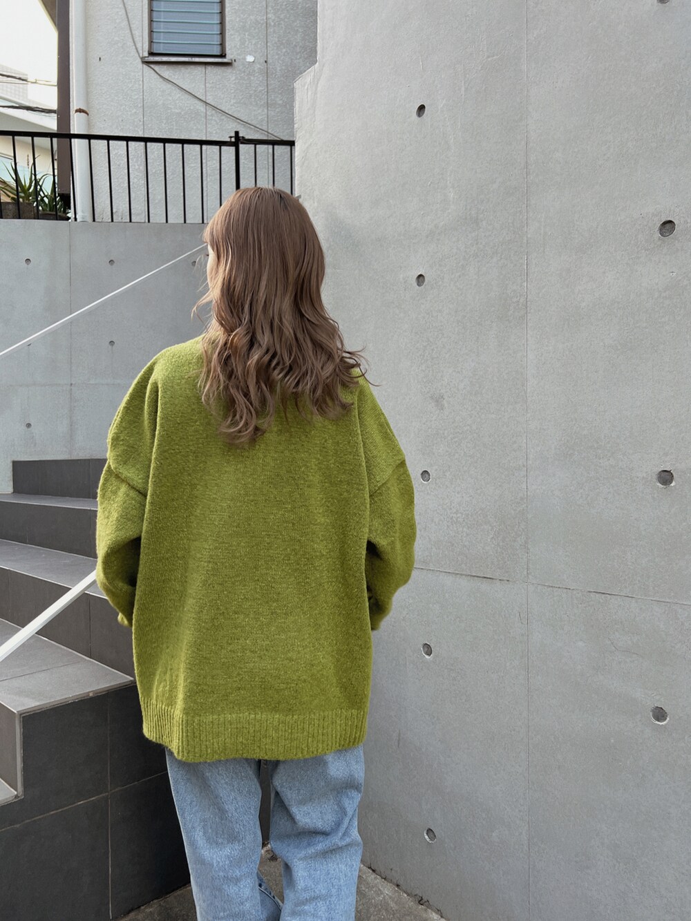 「ヘンリーネック、flugge、大人コーデ、デニム、ニット、レオパード、休日スタイル、冬コーデ、グリーン、ムートンブーツ、厚底ブーツ、ビッグシルエット、私の推しブランド、大人カジュアル、カジュアルコーデ」｜「MOUSSYのHW DAMEGE LOOSE STRAIGHT（デニムパンツ、ブルー系）」を使った、Nanamiさん（レディース・156cm）の冬コーディネートの4枚目の写真