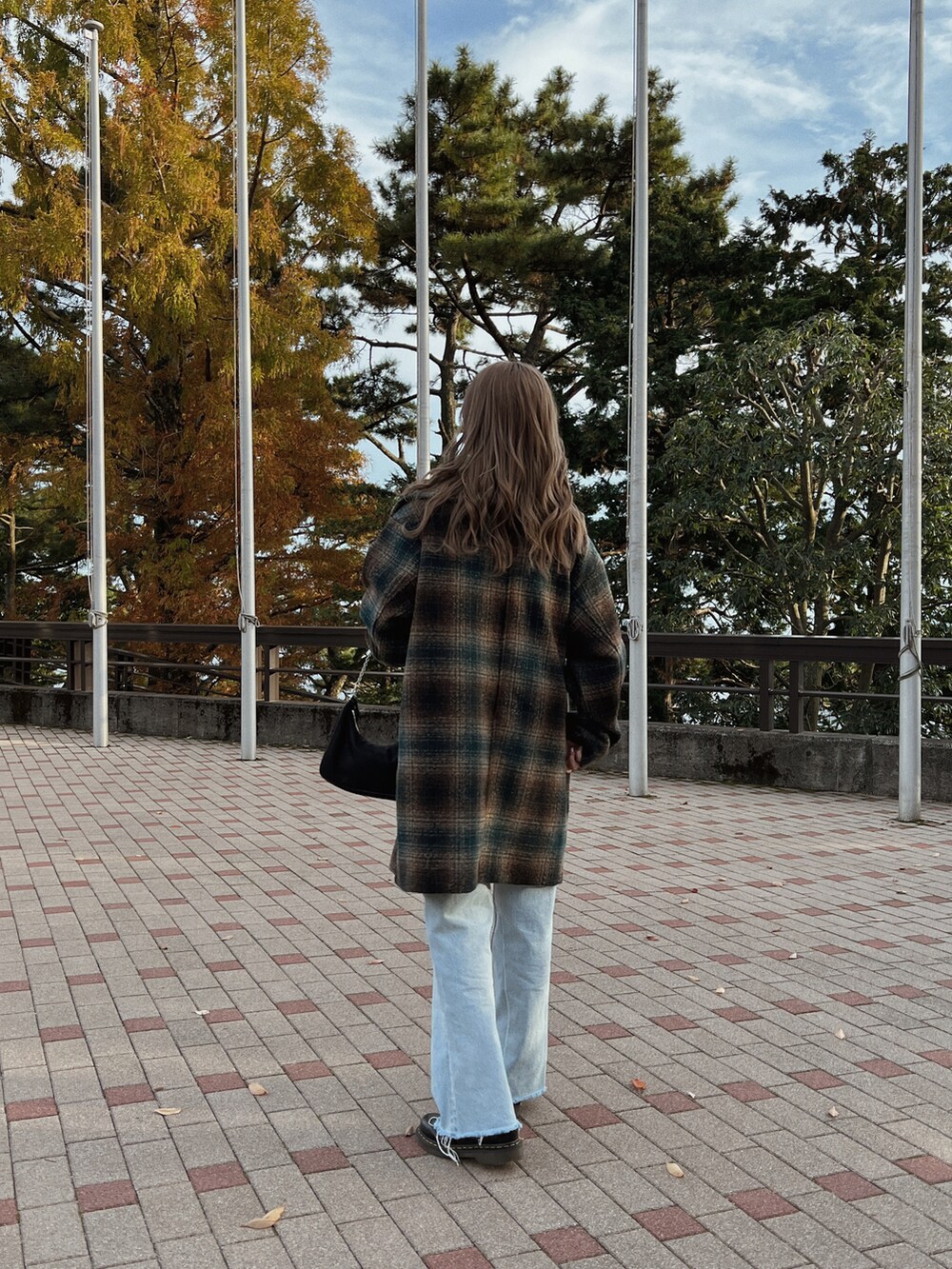 「flugge、冬コーデ、デニム、Dr.Martens、クリスマスに着たい服、マイベストコーデ2022、チェックコート、あったかコーデ、休日スタイル、カジュアル」｜「Fluggeのcheck shawl collar middle CT/チェック柄ショールカラーミドルコート（その他アウター、グリーン系）」を使った、Nanamiさん（レディース・156cm）の冬コーディネートの3枚目の写真