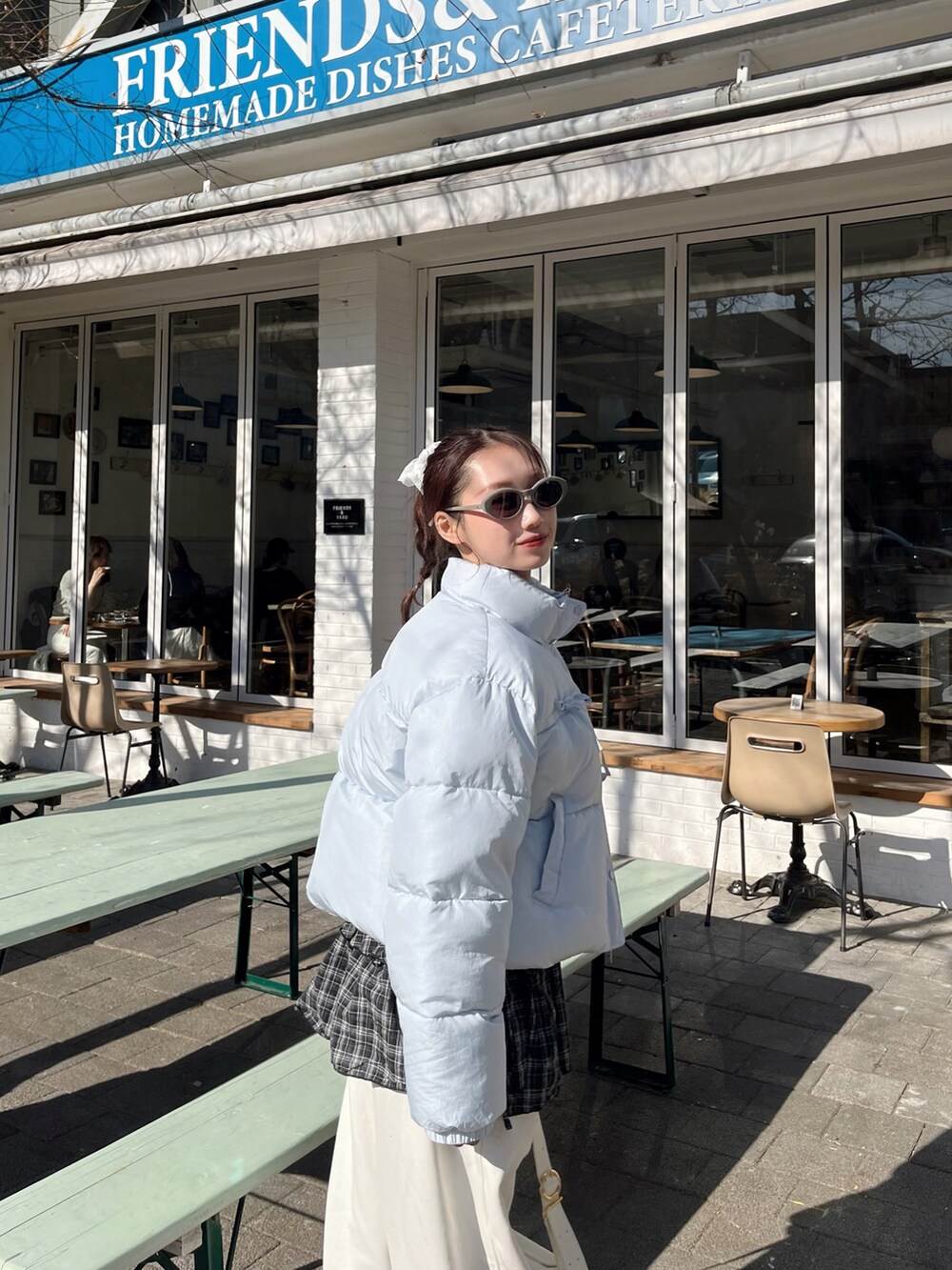 「ラフコーデ、ブルー、カラーコーデ、韓国旅行、韓国ファッション、旅行コーデ、レイヤードスタイル、スウェットパンツ、ダウンジャケット」｜「ROLAROLAのアイテム（ダウンジャケット/コート、ブルー系）」を使った、Nanamiさん（レディース・156cm）の春コーディネートの3枚目の写真