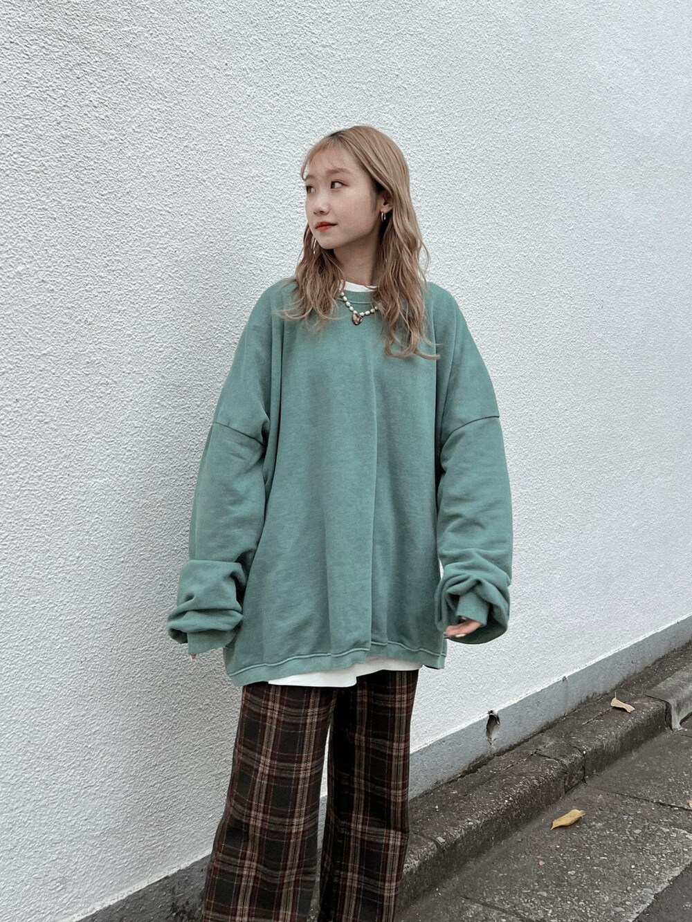 「flugge、ビッグシルエット、ブーツ、レイヤードスタイル、私の推しブランド、シンプルコーデ、チェック、チェックパンツ、スウェット、グリーン」｜「Fluggeのwool check PT/ウールチェックパンツ（その他パンツ、グリーン系）」を使った、Nanamiさん（レディース・156cm）の冬コーディネートの2枚目の写真