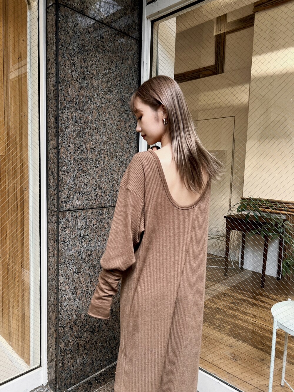 「秋ルック紹介するよ、休日スタイル、きれいめカジュアル、ブラウン、ロングブーツ、ロングワンピース、秋コーデ、プチプラ、シンプルコーデ、厚底シューズ、flugge」｜「Fluggeのback open knit OP/バックオープンニットワンピース（ワンピース、ブラウン系）」を使った、Nanamiさん（レディース・156cm）の秋コーディネートの3枚目の写真