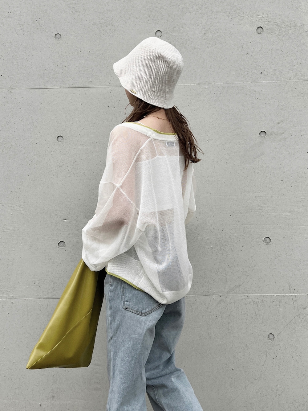 ホワイト系のカーディガン/ボレロ、グリーン系のバッグ、ホワイト系のサンダルを着用したレディースの夏コーディネートの3枚目の写真