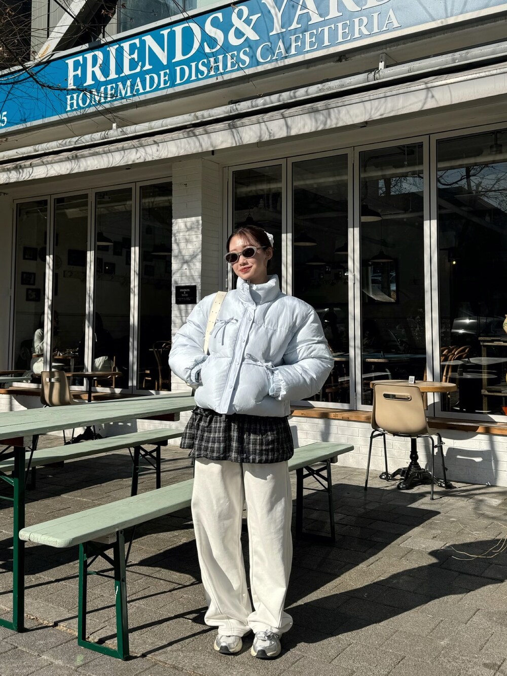 「ラフコーデ、ブルー、カラーコーデ、韓国旅行、韓国ファッション、旅行コーデ、レイヤードスタイル、スウェットパンツ、ダウンジャケット」｜「ROLAROLAのアイテム（ダウンジャケット/コート、ブルー系）」を使った、Nanamiさん（レディース・156cm）の春コーディネートの2枚目の写真