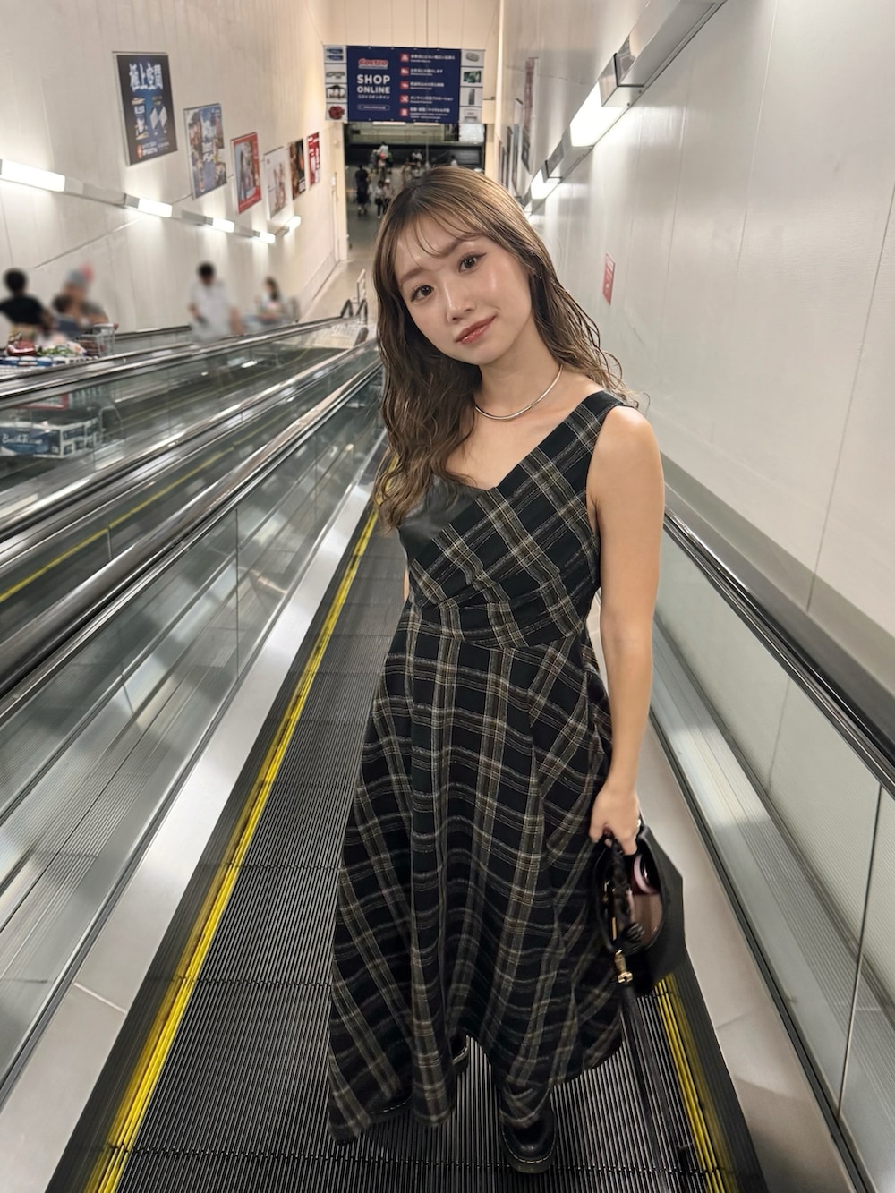 「秋っぽコーデ更新中、秋服コーデ、シンプルコーデ、大人コーデ、デートコーデ」｜「EVRISのフェイクレザードッキングチェックロングワンピース（ワンピース、ブラック系）」を使った、Nanamiさん（レディース・156cm）の秋コーディネートの2枚目の写真