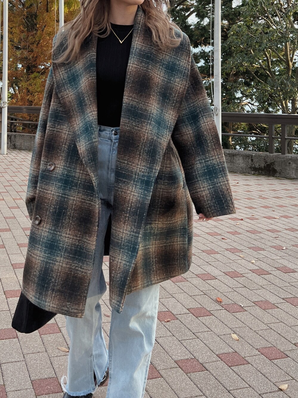 「flugge、冬コーデ、デニム、Dr.Martens、クリスマスに着たい服、マイベストコーデ2022、チェックコート、あったかコーデ、休日スタイル、カジュアル」｜「Fluggeのcheck shawl collar middle CT/チェック柄ショールカラーミドルコート（その他アウター、グリーン系）」を使った、Nanamiさん（レディース・156cm）の冬コーディネートの2枚目の写真
