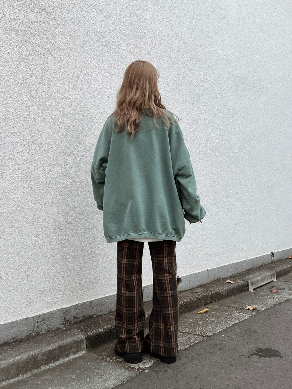 「flugge、ビッグシルエット、ブーツ、レイヤードスタイル、私の推しブランド、シンプルコーデ、チェック、チェックパンツ、スウェット、グリーン」｜「Fluggeのwool check PT/ウールチェックパンツ（その他パンツ、グリーン系）」を使った、Nanamiさん（レディース・156cm）の冬コーディネートの3枚目の写真