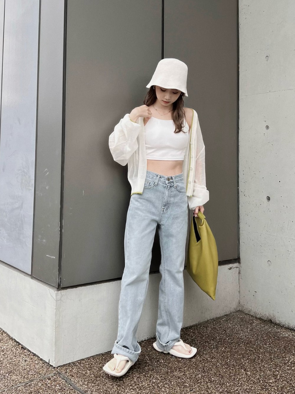 ホワイト系のカーディガン/ボレロ、グリーン系のバッグ、ホワイト系のサンダルを着用したレディースの夏コーディネートの4枚目の写真