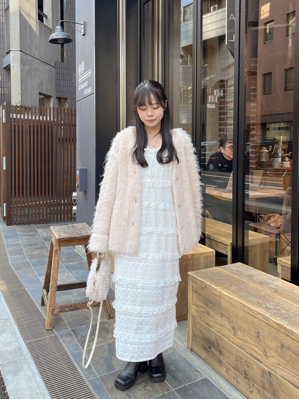ピンク系のカーディガン/ボレロ、ホワイト系のショルダーバッグを着用したレディースの冬コーディネートの2枚目の写真