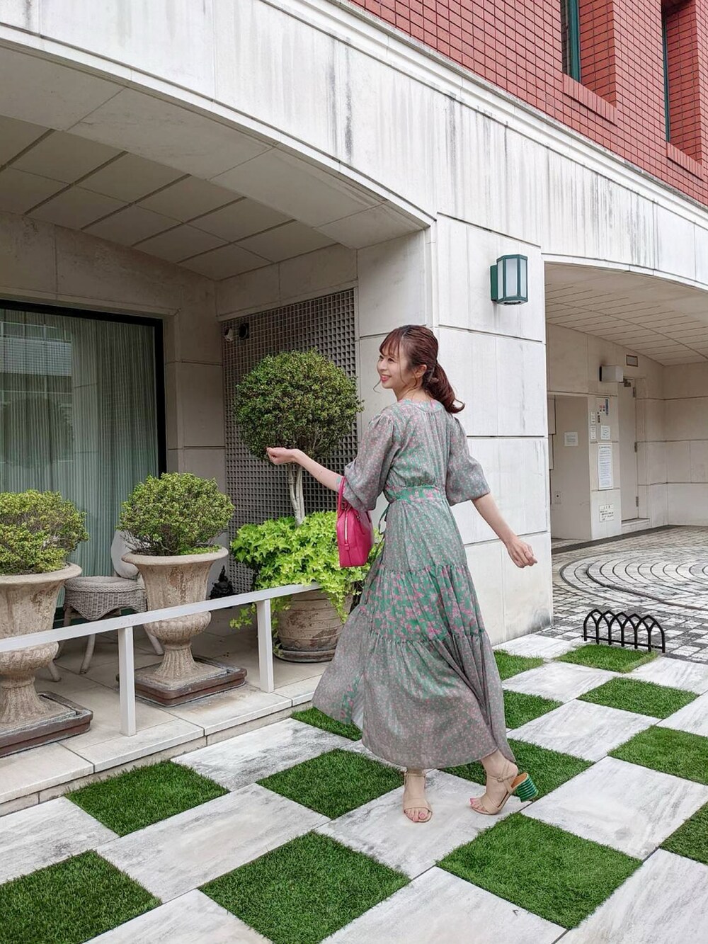 「夏コーデ、リリーブラウン、Lily Brown、休日コーデ、オトナカワイイ、低身長、ワンピース、プチプラコーデ、骨格ウェーブ、ワンピーススタイル、春コーデ、低身長コーデ、デートスタイル（WOMEN）、デート、グリーン」｜「LILY BROWNのパッチワークフラワーワンピース（ワンピース、グリーン系）」を使った、かぉさん（レディース・152cm）の夏コーディネートの3枚目の写真