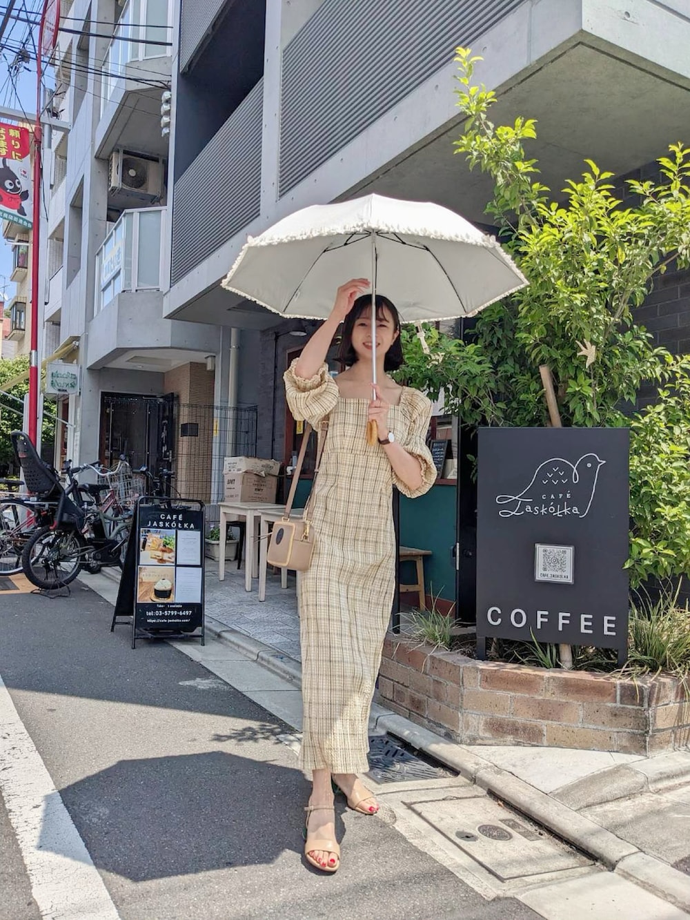 「夏、サンダルコーデ、夏服コーデ、オトナカワイイ、大人コーデ、休日スタイル、低身長女子、ラフコーデ、ワンピース、カジュアルガーリー、低身長、チェックワンピース、低身長コーデ」｜「Cheekのスクエアネックチェックワンピース（ワンピース、イエロー系）」を使った、かぉさん（レディース・152cm）の夏コーディネートの3枚目の写真