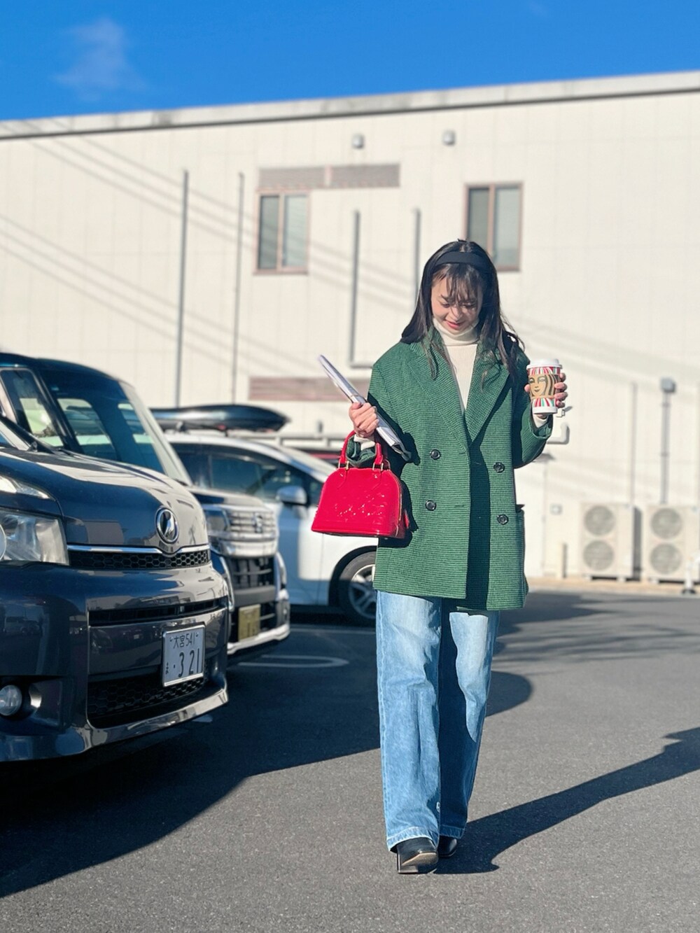 「テーラードコート、デニム、デニムパンツ、タートルネック、snidel、LouisVuitton、低身長、低身長コーデ、低身長女子、冬のコーデ、ブーツスタイル、冬コート、パンツコーデ、ミニバッグ、クリスマスに着たい服」｜「YANUKのアイテム（デニムパンツ、ブルー系）」を使った、かぉさん（レディース・152cm）の冬コーディネートの2枚目の写真