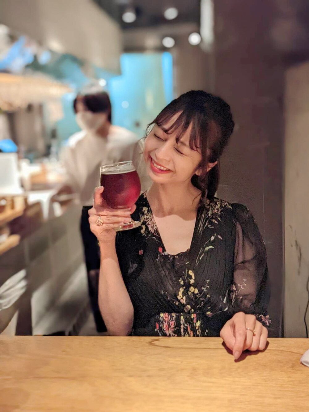 「お出かけコーデ、ミニバッグ、ロングワンピース、ブラックコーデ、きれいめコーディネート、モノトーン、低身長コーデ、オールブラック、キレイめ、サンダル、低身長、花柄、花柄ワンピース、sov.、デートスタイル（WOMEN）」｜「Sov.のオリジナルシフォンプリントワンピース（ワンピース、ブラック系）」を使った、かぉさん（レディース・152cm）の秋コーディネートの4枚目の写真
