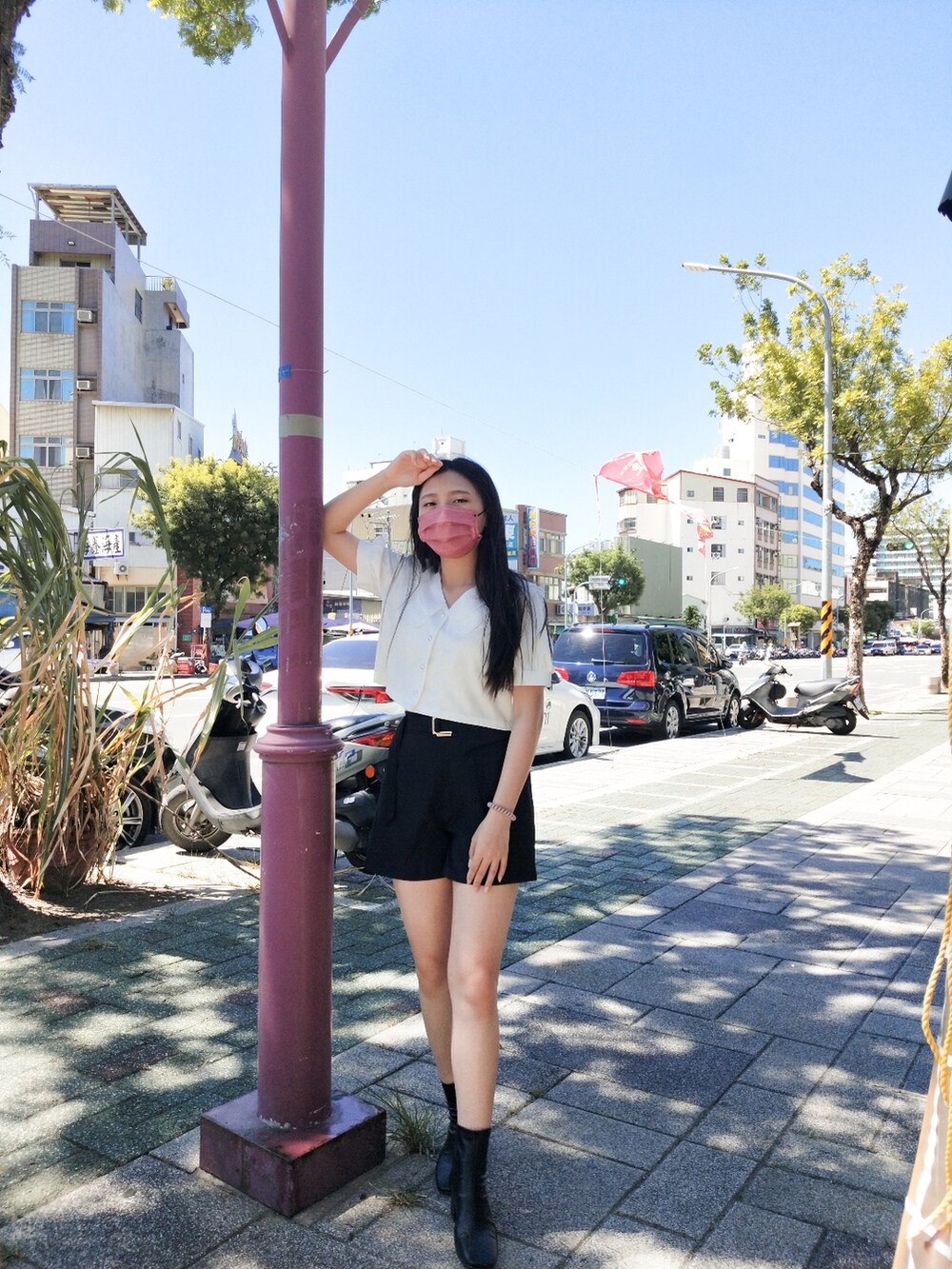 ホワイト系のトップスを着用したレディースの夏コーディネートの3枚目の写真