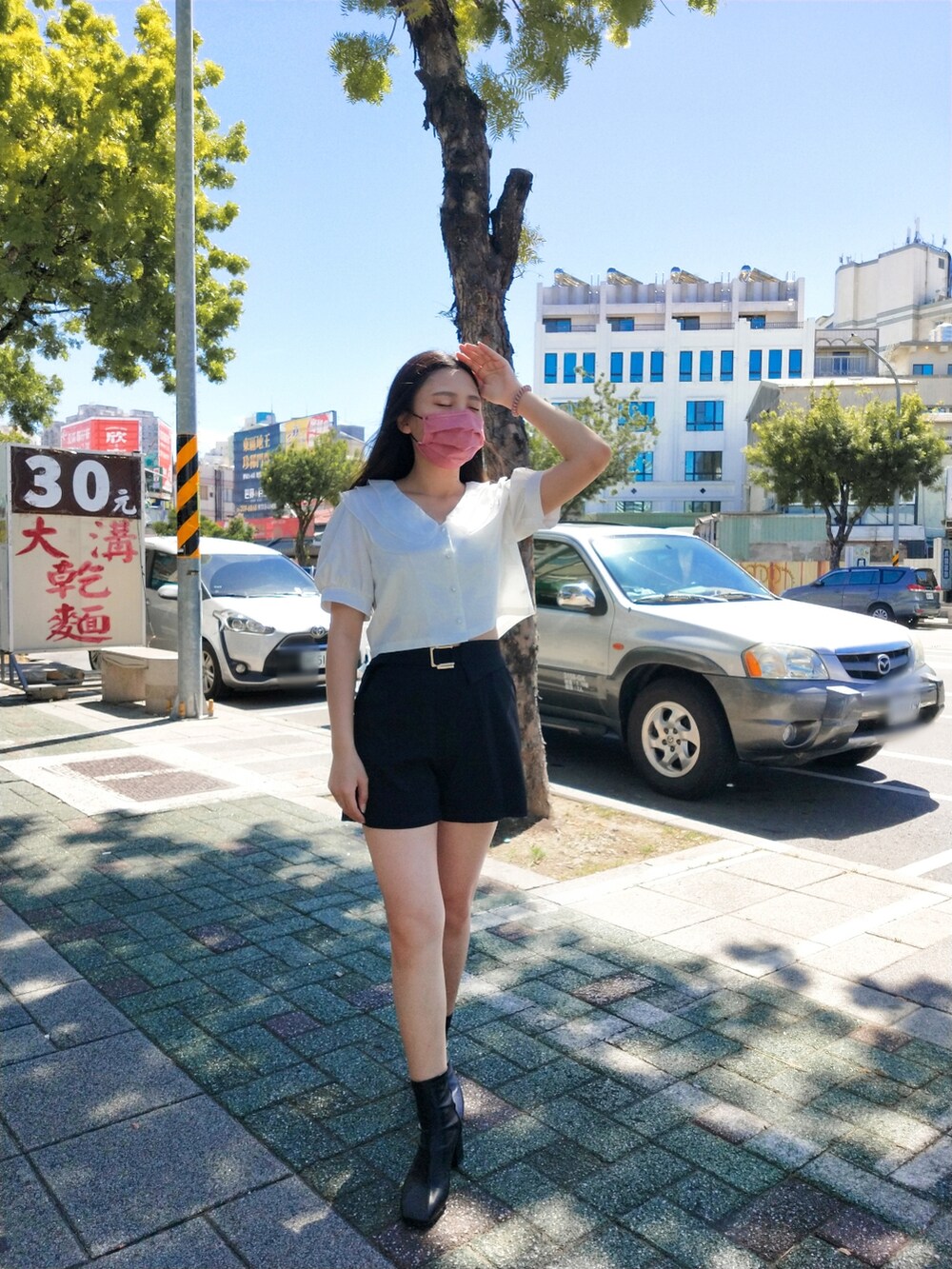 ホワイト系のトップスを着用したレディースの夏コーディネートの2枚目の写真