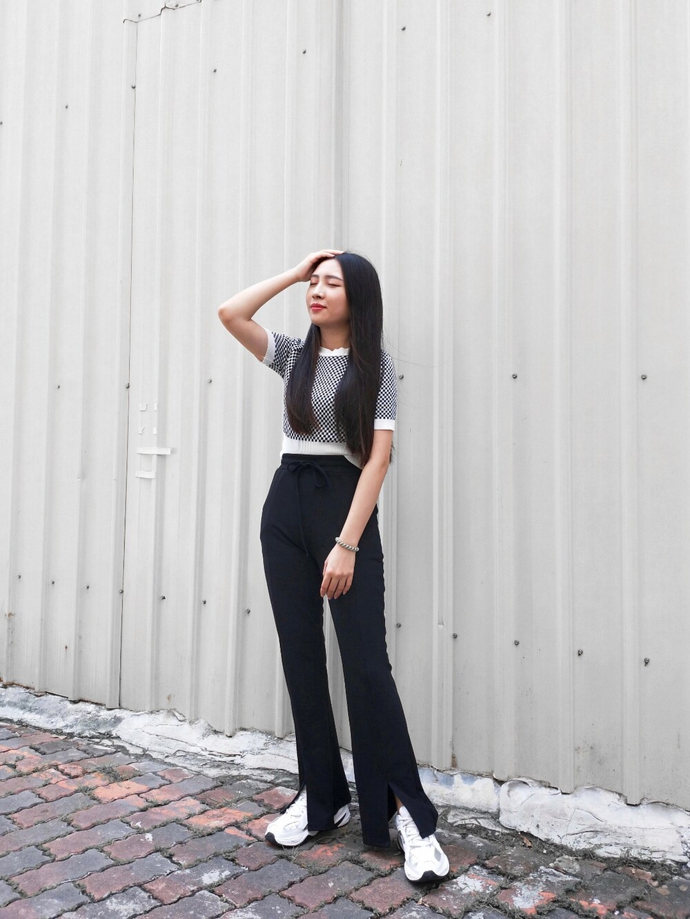 ホワイト系のスニーカーを着用したレディースの秋コーディネートの3枚目の写真