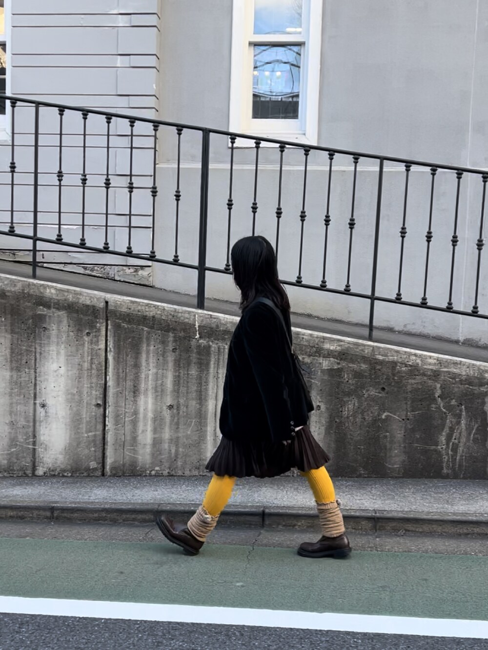 ブラウン系のブーツを着用したレディースの春コーディネートの2枚目の写真