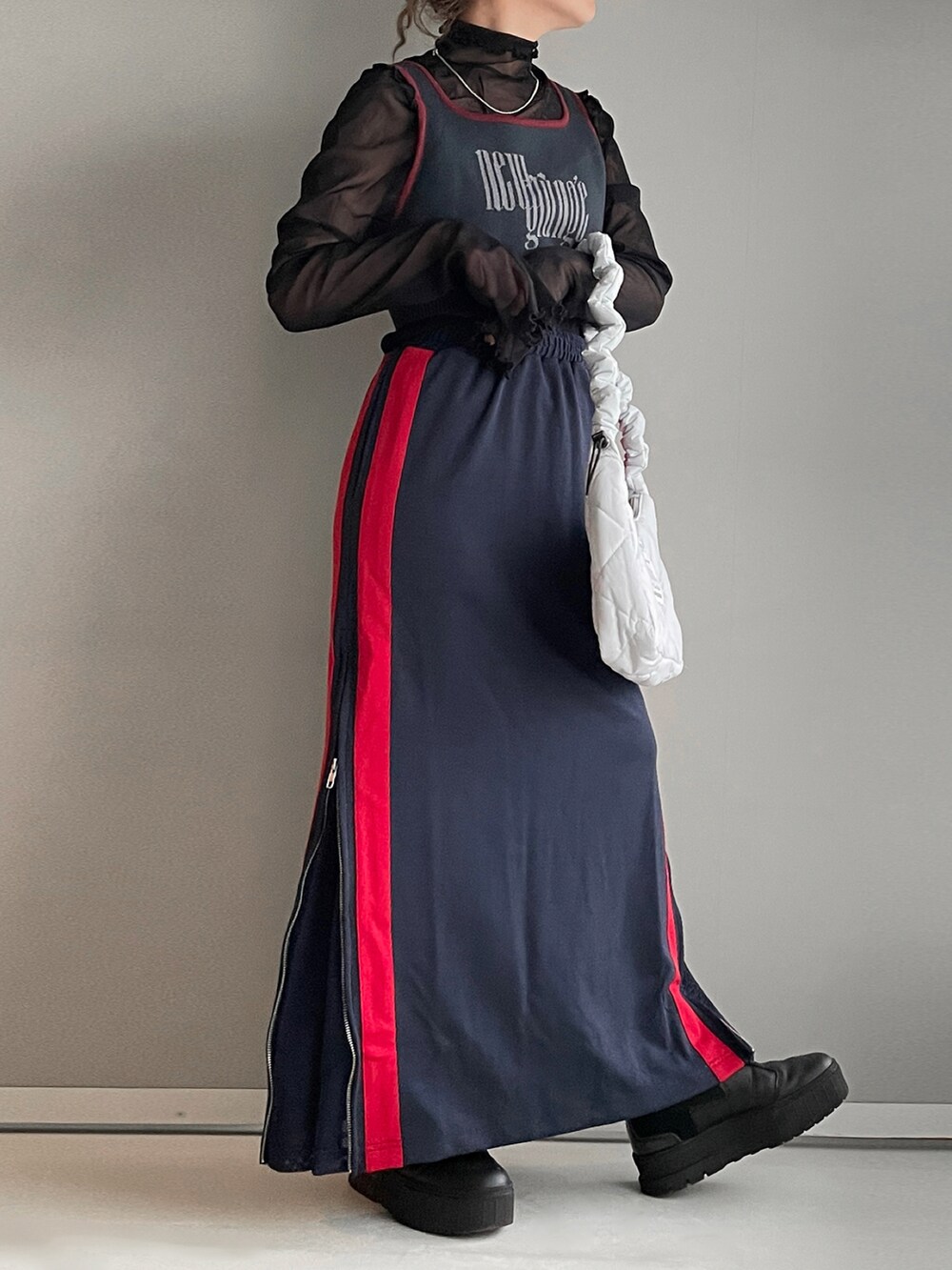 ブルー系のスカート、グレー系のショルダーバッグを着用したレディースの冬コーディネートの2枚目の写真