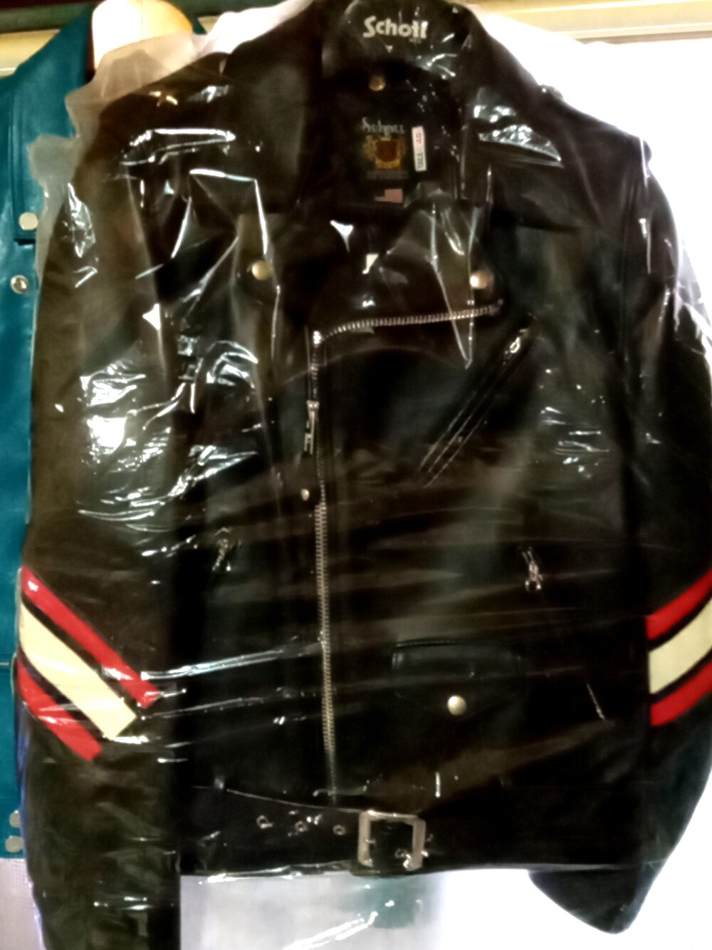 ブラック系のシャツ/ブラウス、ブラック系のスラックス、レッド系のトートバッグを着用したメンズの夏コーディネートの2枚目の写真