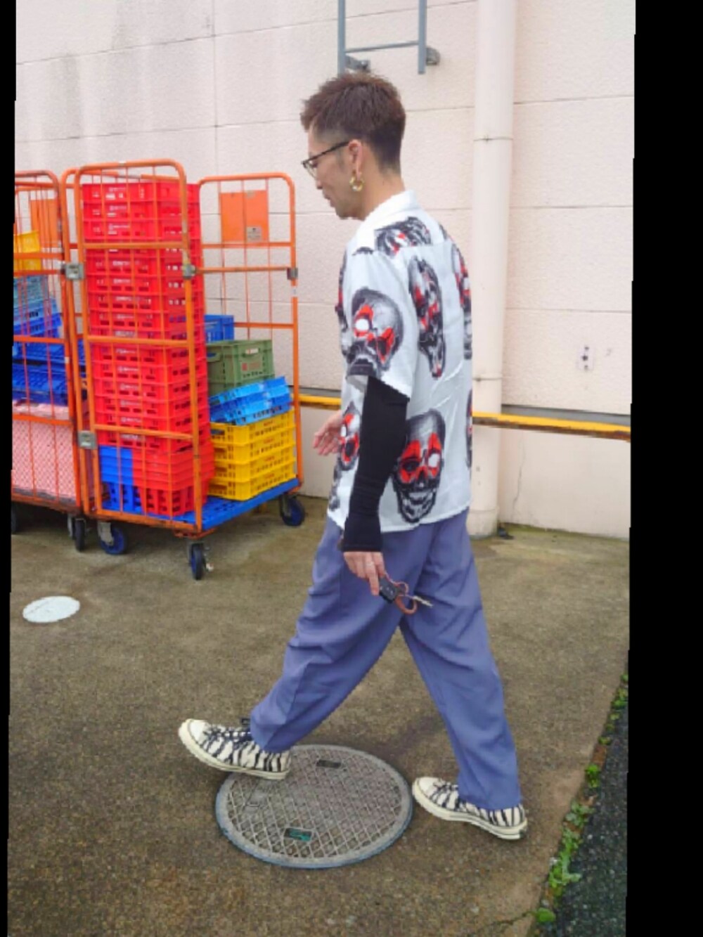 ホワイト系のシャツ/ブラウス、その他のスラックス、その他のスニーカーを着用したメンズの夏コーディネートの2枚目の写真