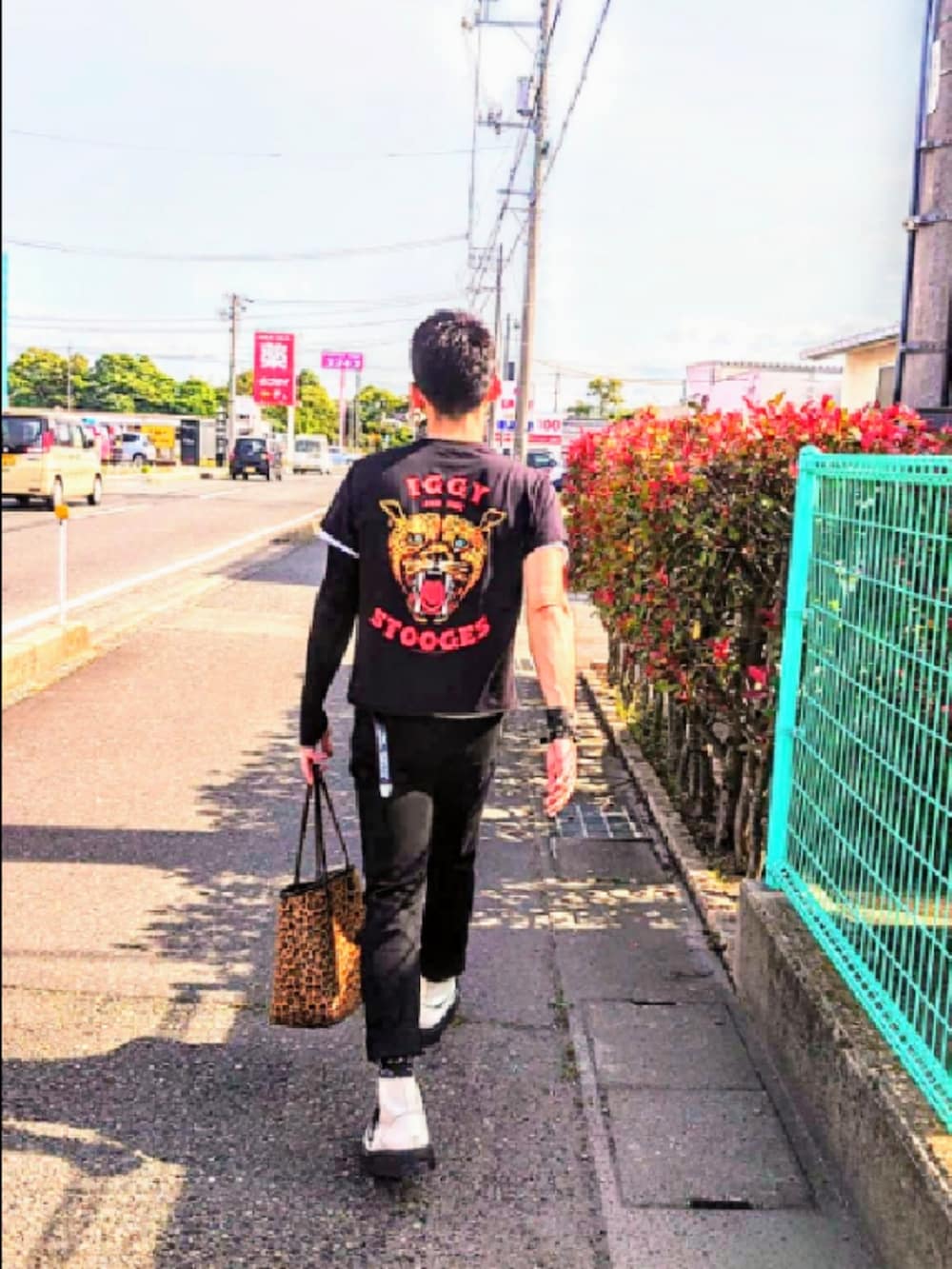 「イギリス、パンク、イギーポップ、Tシャツ、パンクロック、ジョージコックス、パームエンジェルス、COACH、トートバッグ、スキニーデニム、Tシャツカスタム、エフェクター、初夏コーデ、春夏コーデ、おしゃれさんと繋がりたい」｜「EFFECTORのアイテム（サングラス、ブルー系）」を使った、たけしゃたばさん（メンズ・179cm）の春コーディネートの2枚目の写真