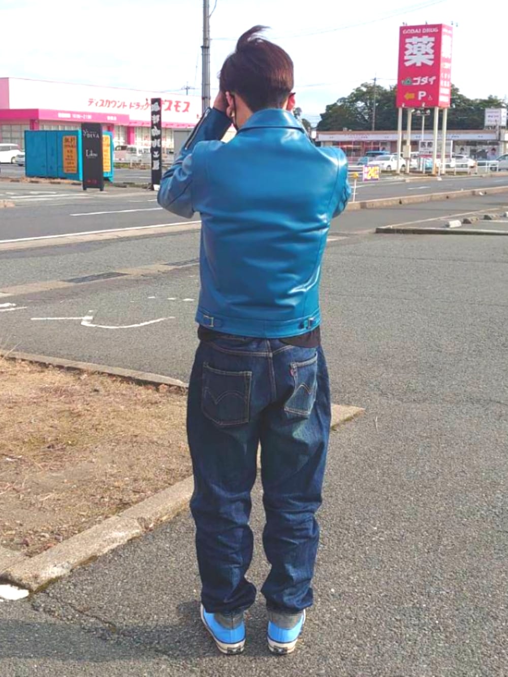 その他のTシャツ/カットソー、ブルー系のライダースジャケット、ブルー系のデニムパンツを着用したメンズの春コーディネートの2枚目の写真