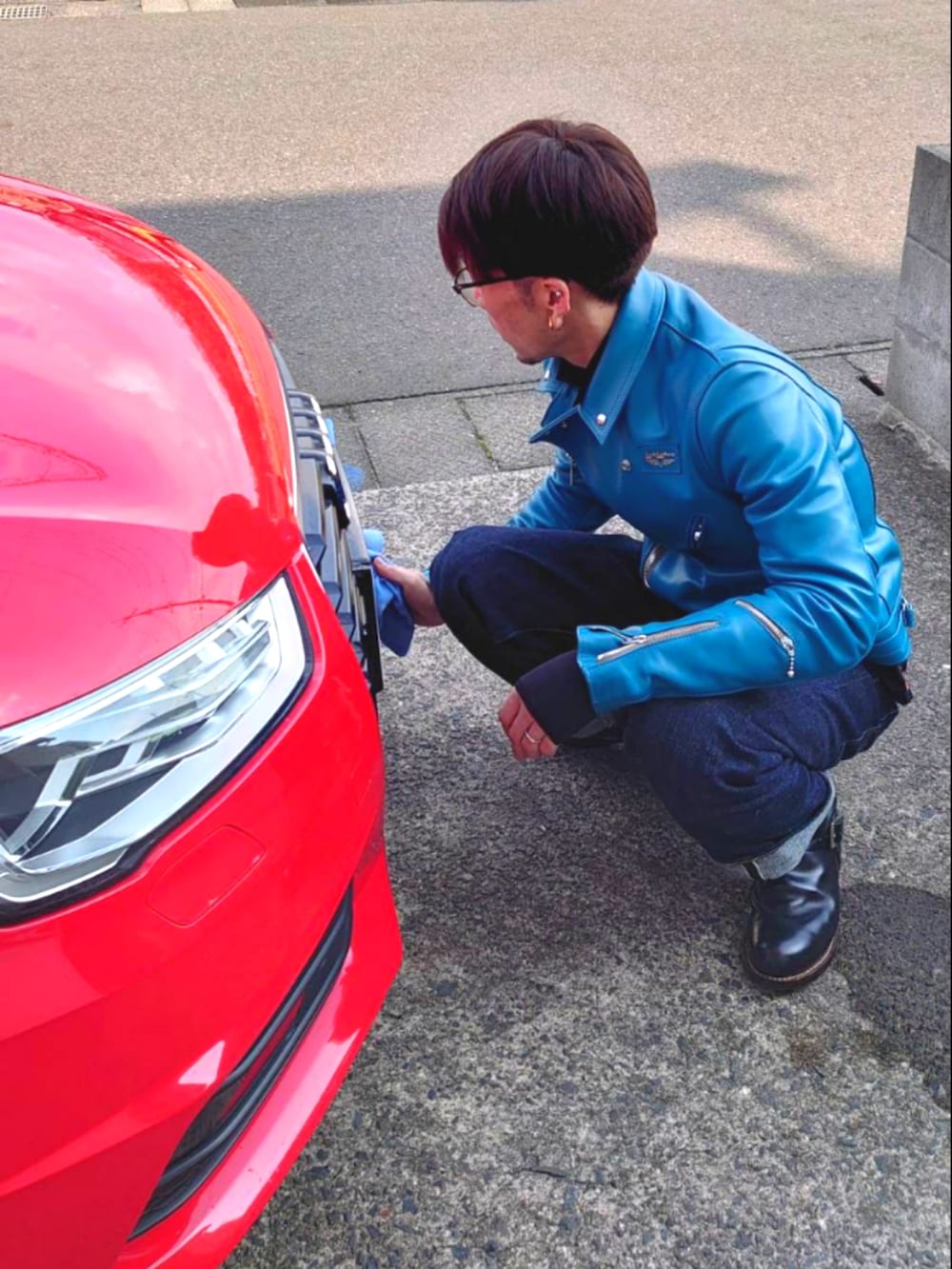 ブルー系のデニムパンツ、ブラック系のブーツ、ブルー系のライダースジャケットを着用したメンズの冬コーディネートの2枚目の写真