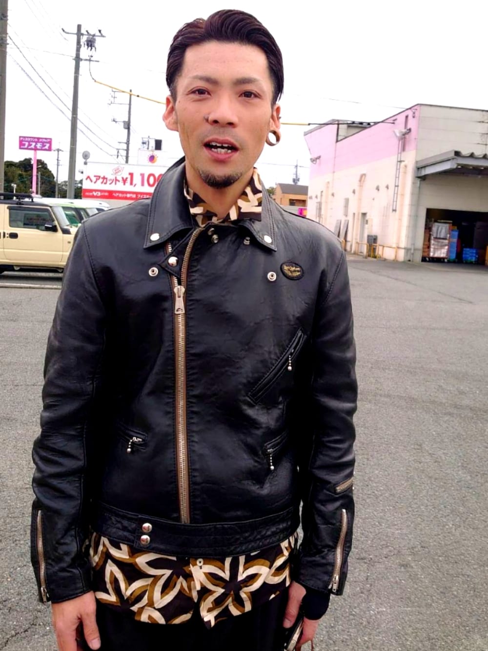「休日コーデ、ジョージコックス、ラバーソール、ルイスレザー、プラダ、H&M、ザラ、柄シャツ、パンク、おしゃれさんと繋がりたい、メンズファッション、キレイめコーデ、赤、花柄、ワイドパンツ」｜「Lewis Leathersのアイテム（ライダースジャケット、ブラック系）」を使った、たけしゃたばさん（メンズ・179cm）の冬コーディネートの2枚目の写真