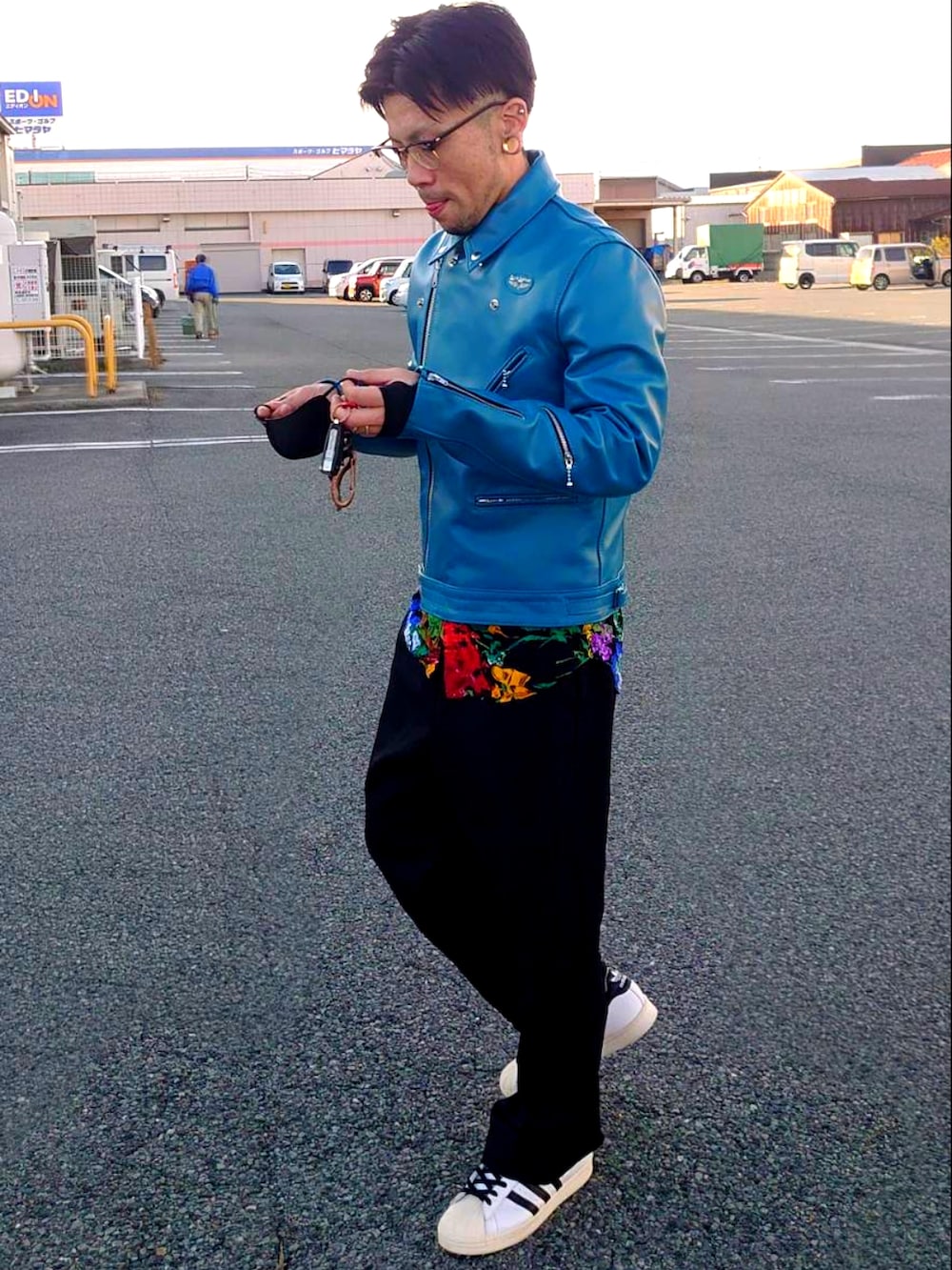 ブルー系のライダースジャケット、その他のシャツ/ブラウス、ブラック系のスラックスを着用したメンズの秋コーディネートの2枚目の写真