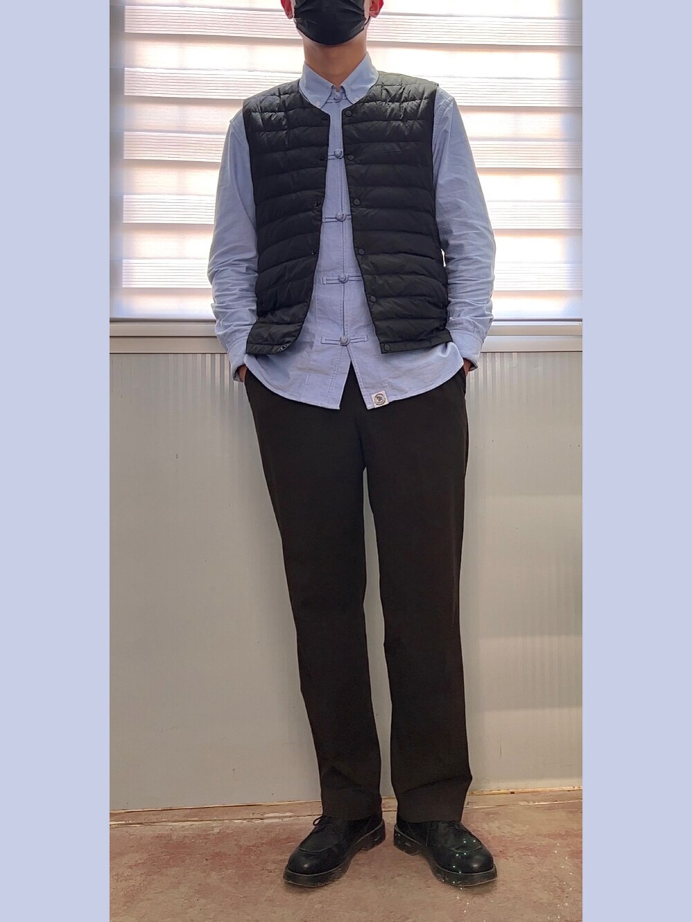 ブラック系のシャツ/ブラウスを着用したメンズの冬コーディネートの2枚目の写真