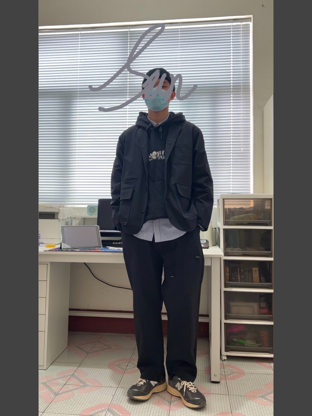 ブラック系のトップスを着用したメンズの春コーディネートの2枚目の写真