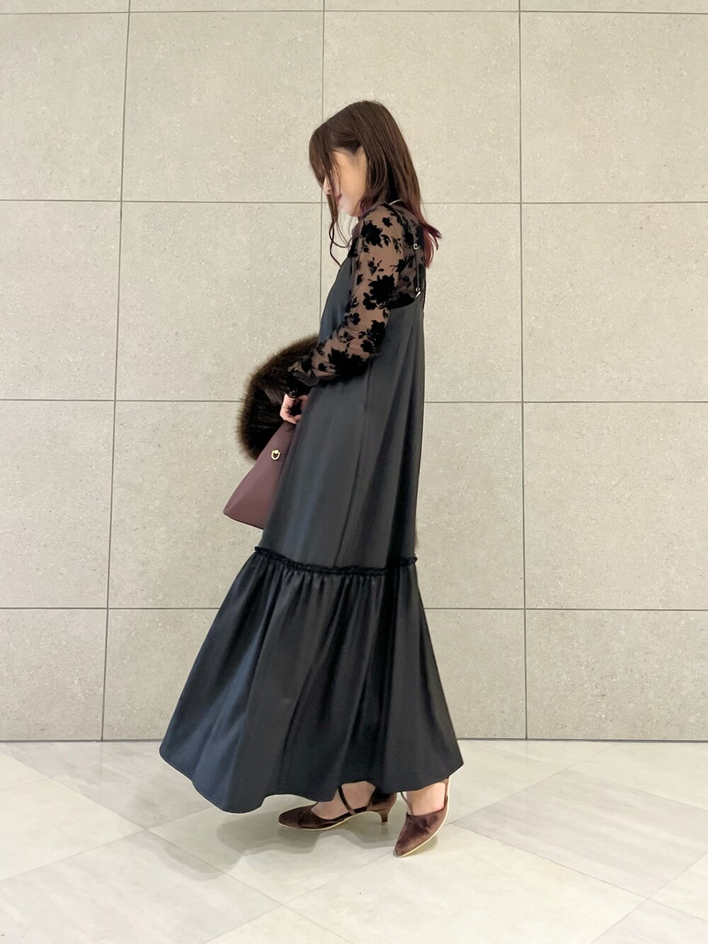 ブラウン系のベスト、ブラウン系のTシャツ/カットソー、ブラック系のワンピースを着用したレディースの秋コーディネートの4枚目の写真