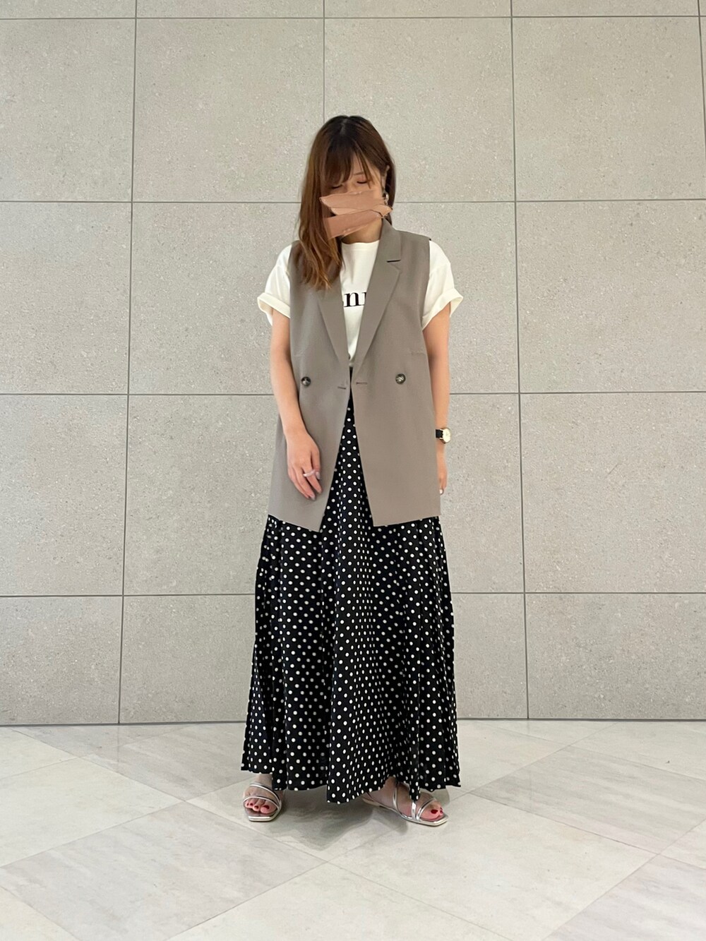 ホワイト系のTシャツ/カットソー、グリーン系のノーカラージャケット、ブラック系のスカートを着用したレディースの夏コーディネートの2枚目の写真