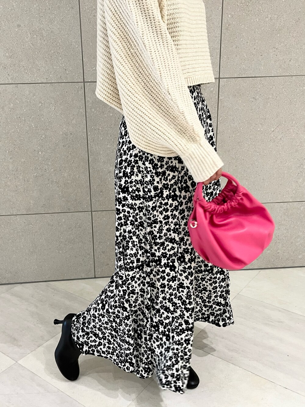 ホワイト系のニット/セーター、ブラック系のTシャツ/カットソー、ピンク系のハンドバッグを着用したレディースの冬コーディネートの4枚目の写真