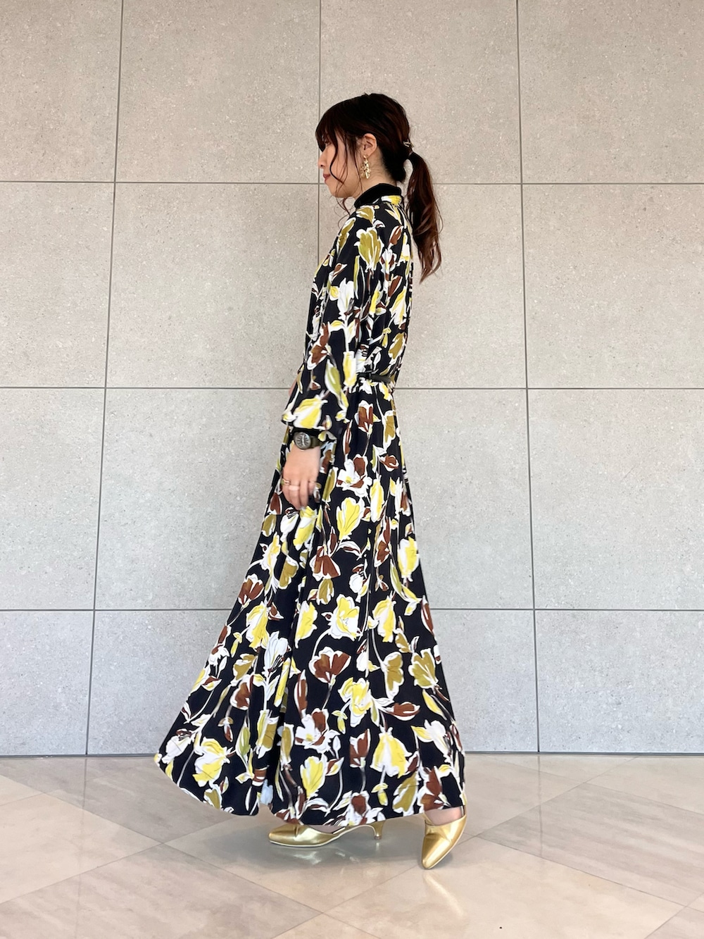 ブラック系のワンピース、ゴールド系のパンプス、ブラック系のTシャツ/カットソーを着用したレディースの春コーディネートの3枚目の写真