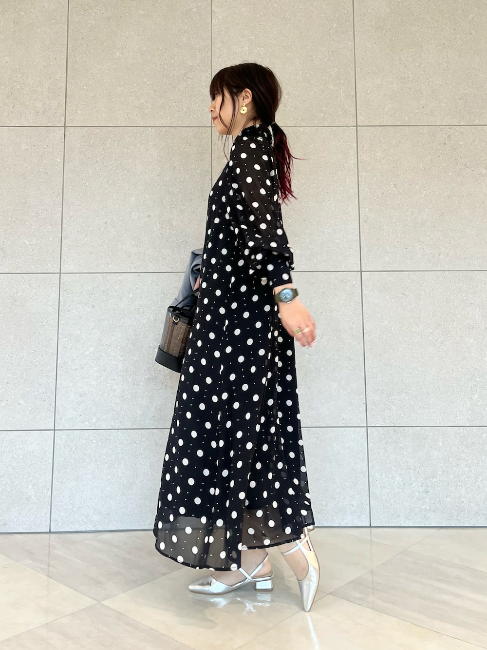 ブラック系のワンピース、グレー系のノーカラージャケット、シルバー系のパンプスを着用したレディースの春コーディネートの5枚目の写真