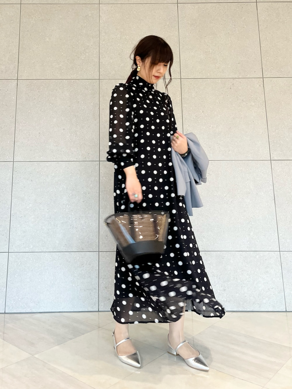 ブラック系のワンピース、グレー系のノーカラージャケット、シルバー系のパンプスを着用したレディースの春コーディネートの3枚目の写真