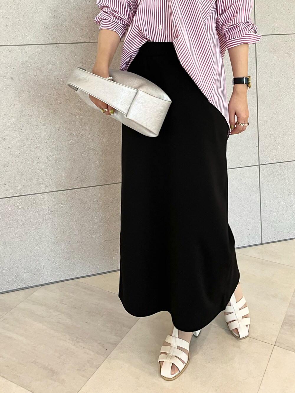 ピンク系のシャツ/ブラウス、ブラック系のTシャツ/カットソー、シルバー系のハンドバッグを着用したレディースの春コーディネートの4枚目の写真