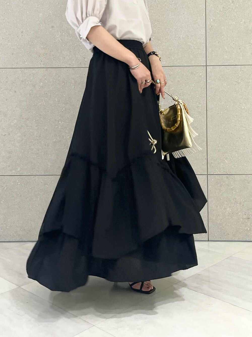 グレー系のシャツ/ブラウス、ブラウン系のスカート、ゴールド系のハンドバッグを着用したレディースの夏コーディネートの4枚目の写真