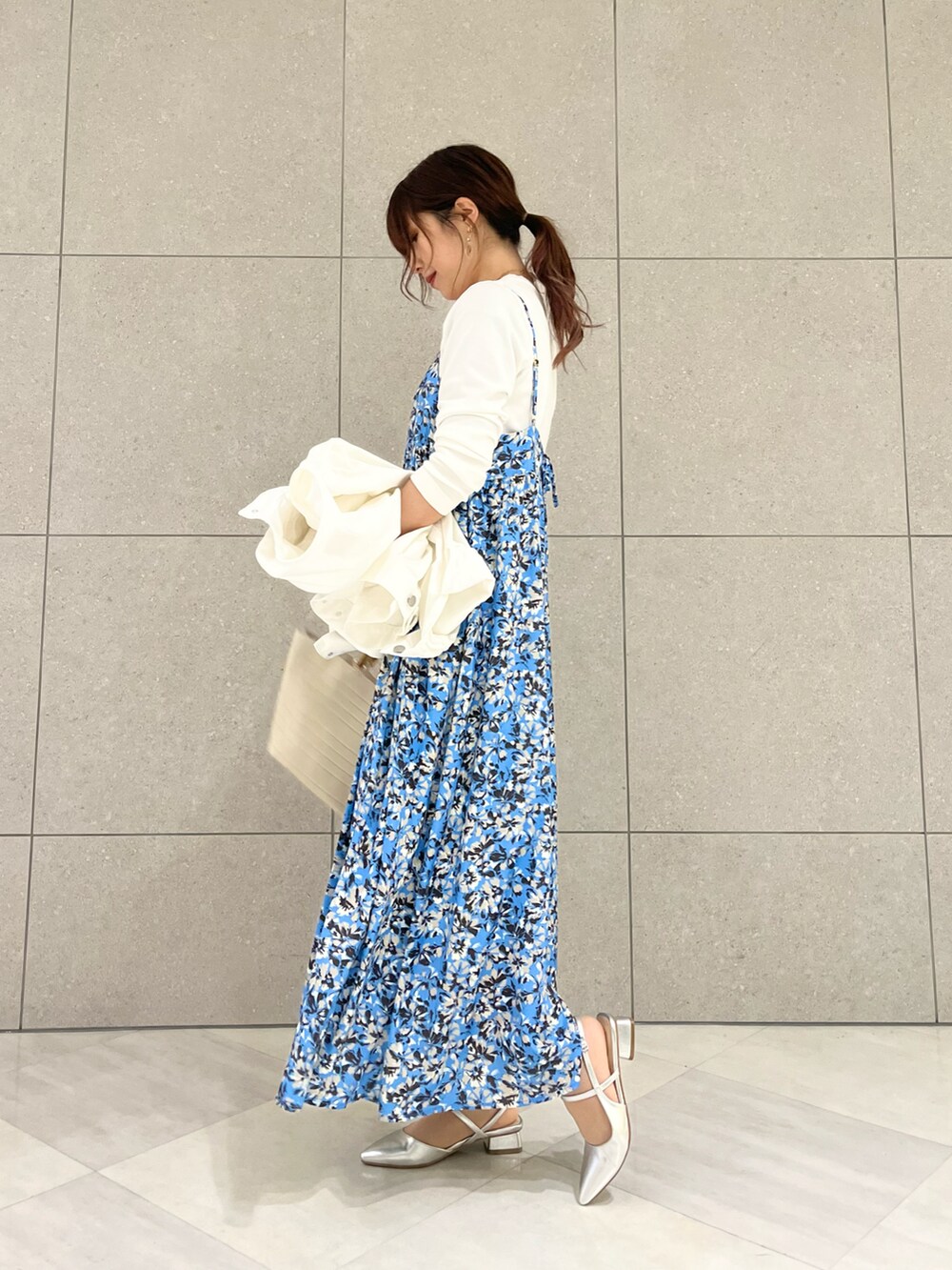 ホワイト系のノーカラージャケット、ホワイト系のニット/セーター、ブルー系のワンピースを着用したレディースの春コーディネートの4枚目の写真