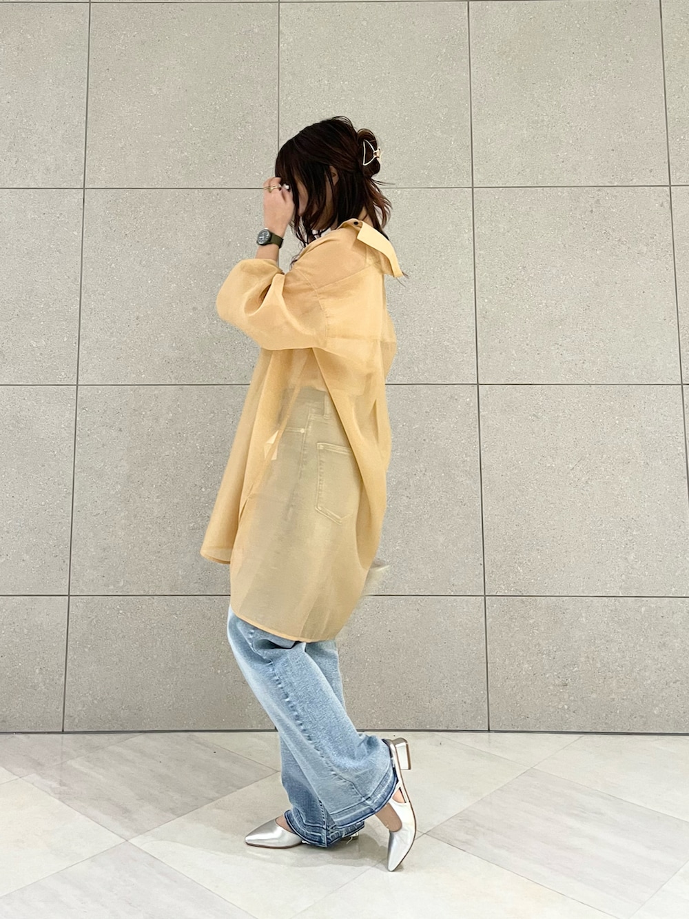 オレンジ系のワンピース、ブルー系のその他パンツ、ホワイト系のハンドバッグを着用したレディースの春コーディネートの3枚目の写真