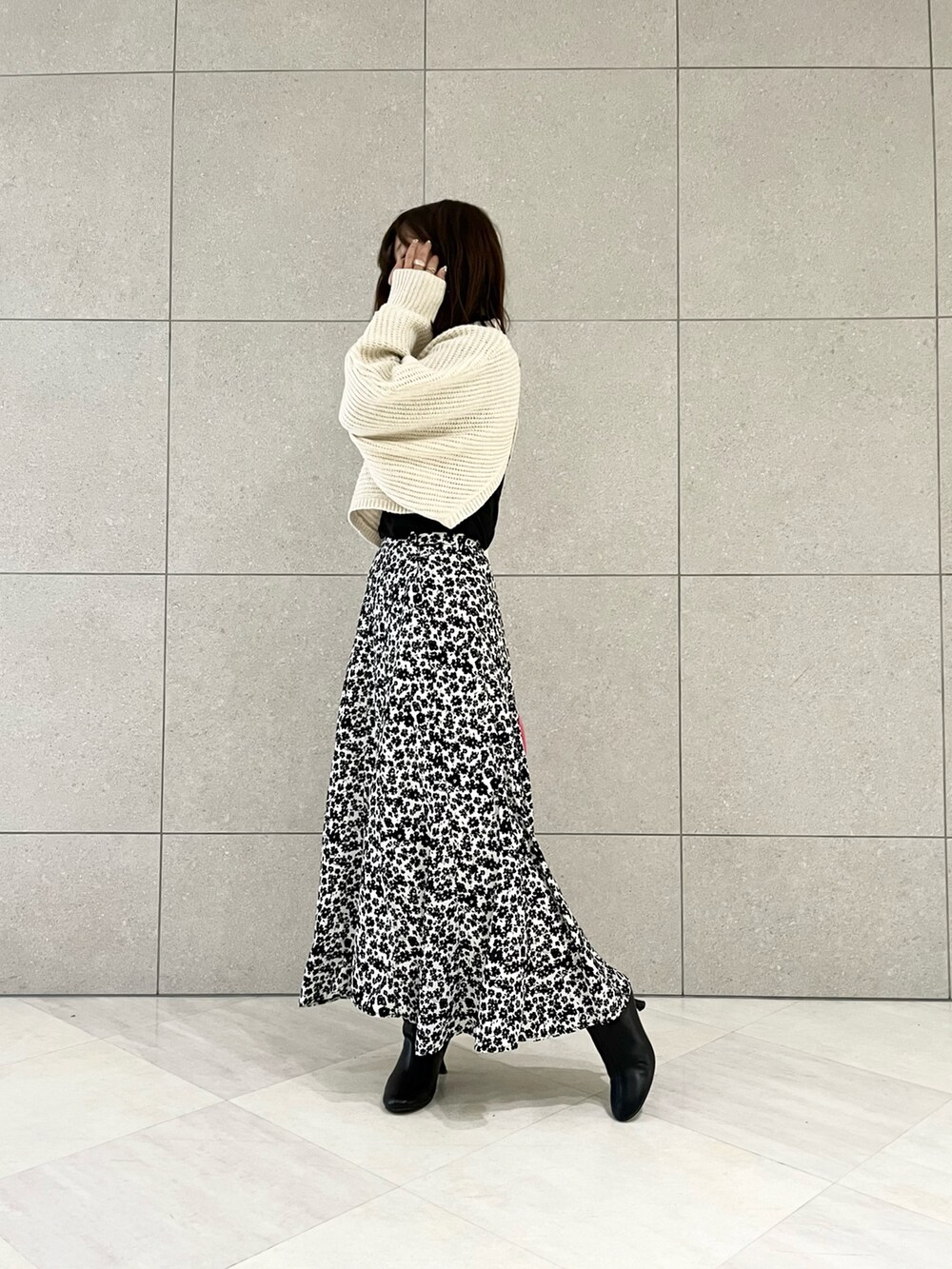 ホワイト系のニット/セーター、ブラック系のTシャツ/カットソー、ピンク系のハンドバッグを着用したレディースの冬コーディネートの2枚目の写真