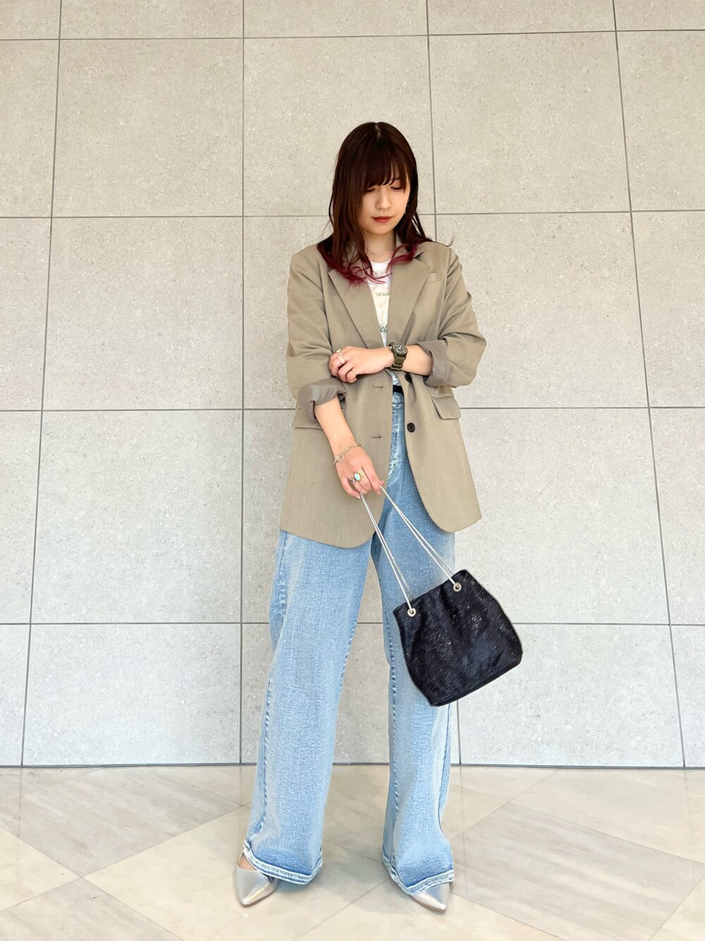 ホワイト系のTシャツ/カットソー、グリーン系のノーカラージャケット、ブルー系のその他パンツを着用したレディースの春コーディネートの2枚目の写真